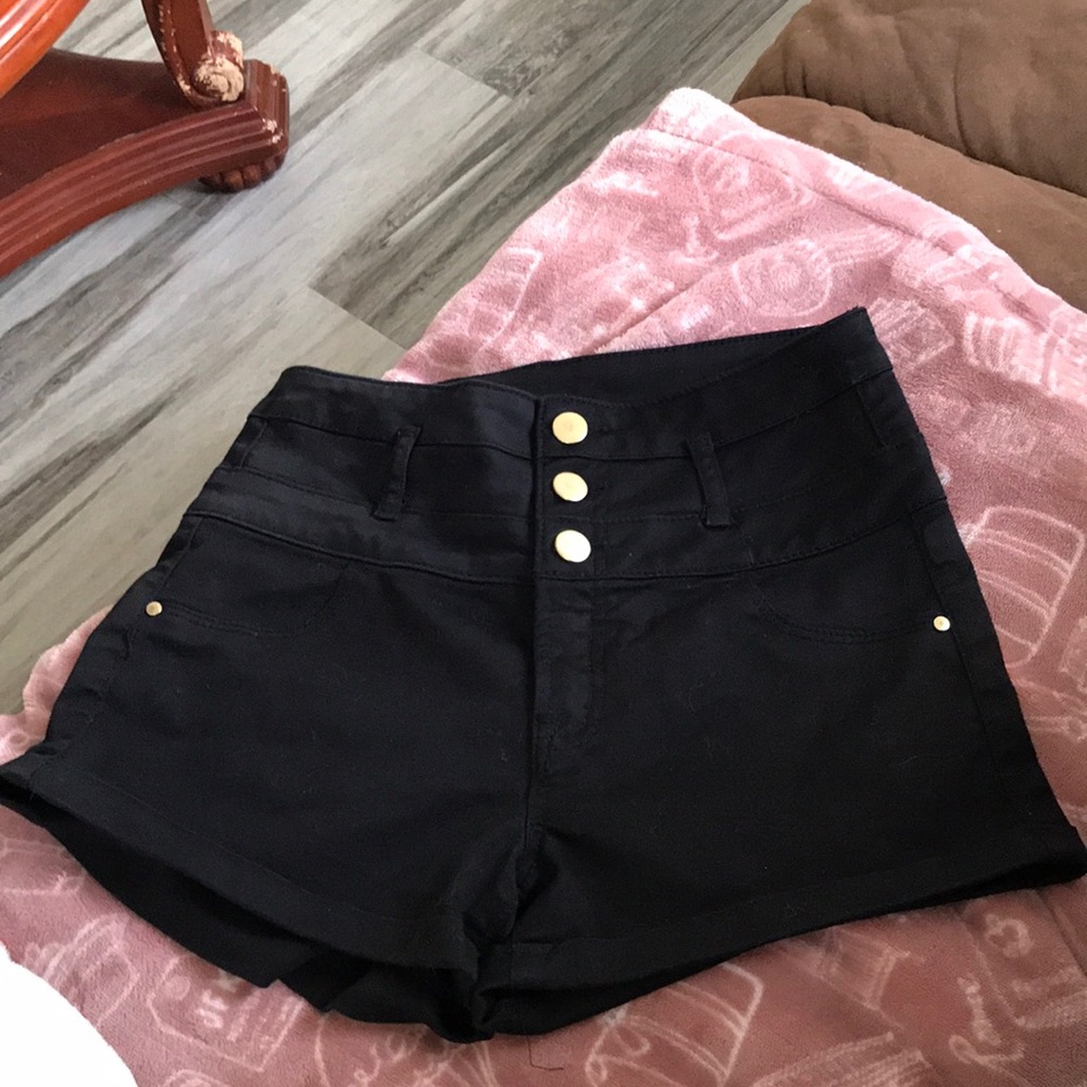 REFUGE SHORTS BLACK W/GOLD BUTTONS SIZE 0 EXCELLENT CONDITION!